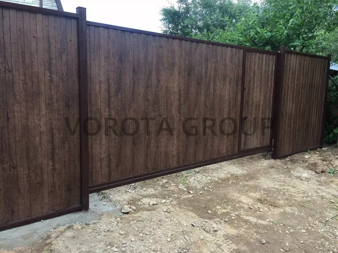 Откатные ворота на сваях Doorhan под дерево с калиткой 2100x3500